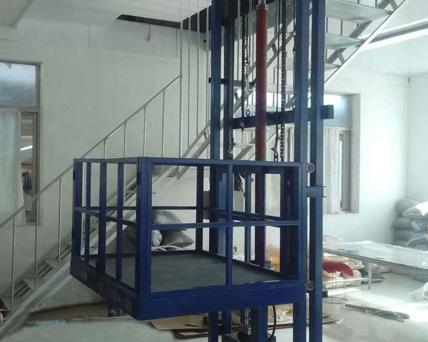 固定導軌式升降(jiàng)機