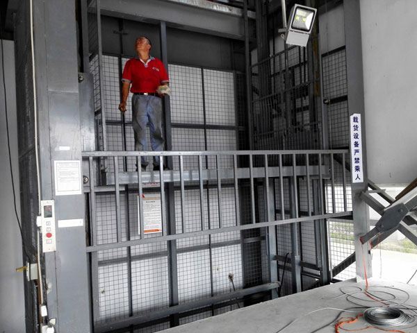 固定(ding)導軌式升降機