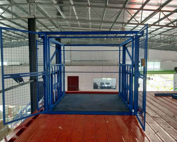 固定導軌(guǐ)式升降機